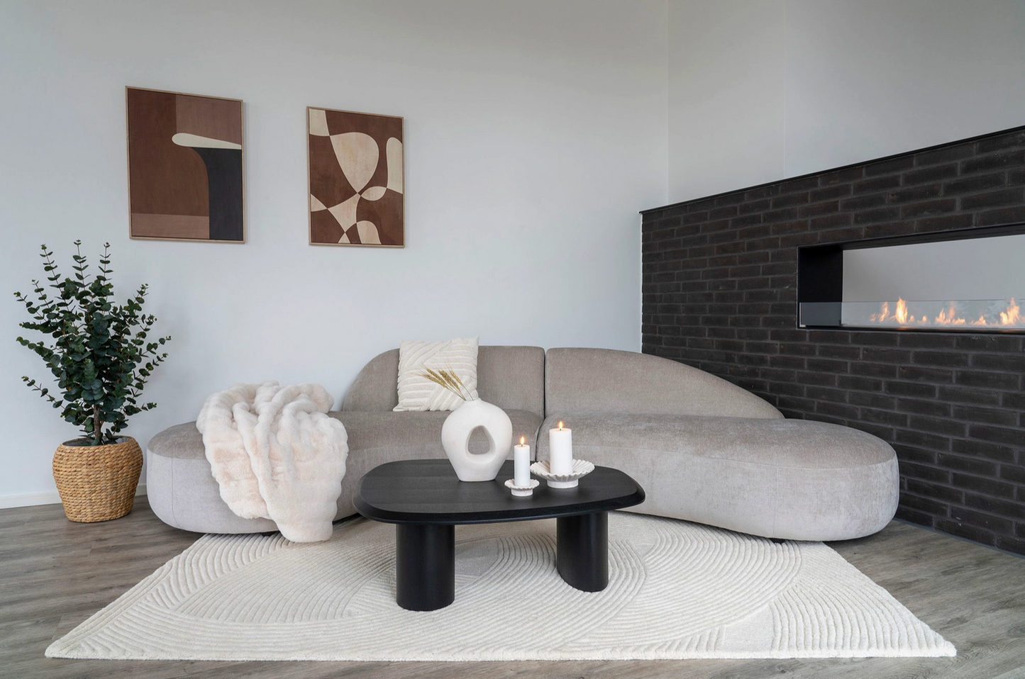Vase en céramique blanc posé sur une console