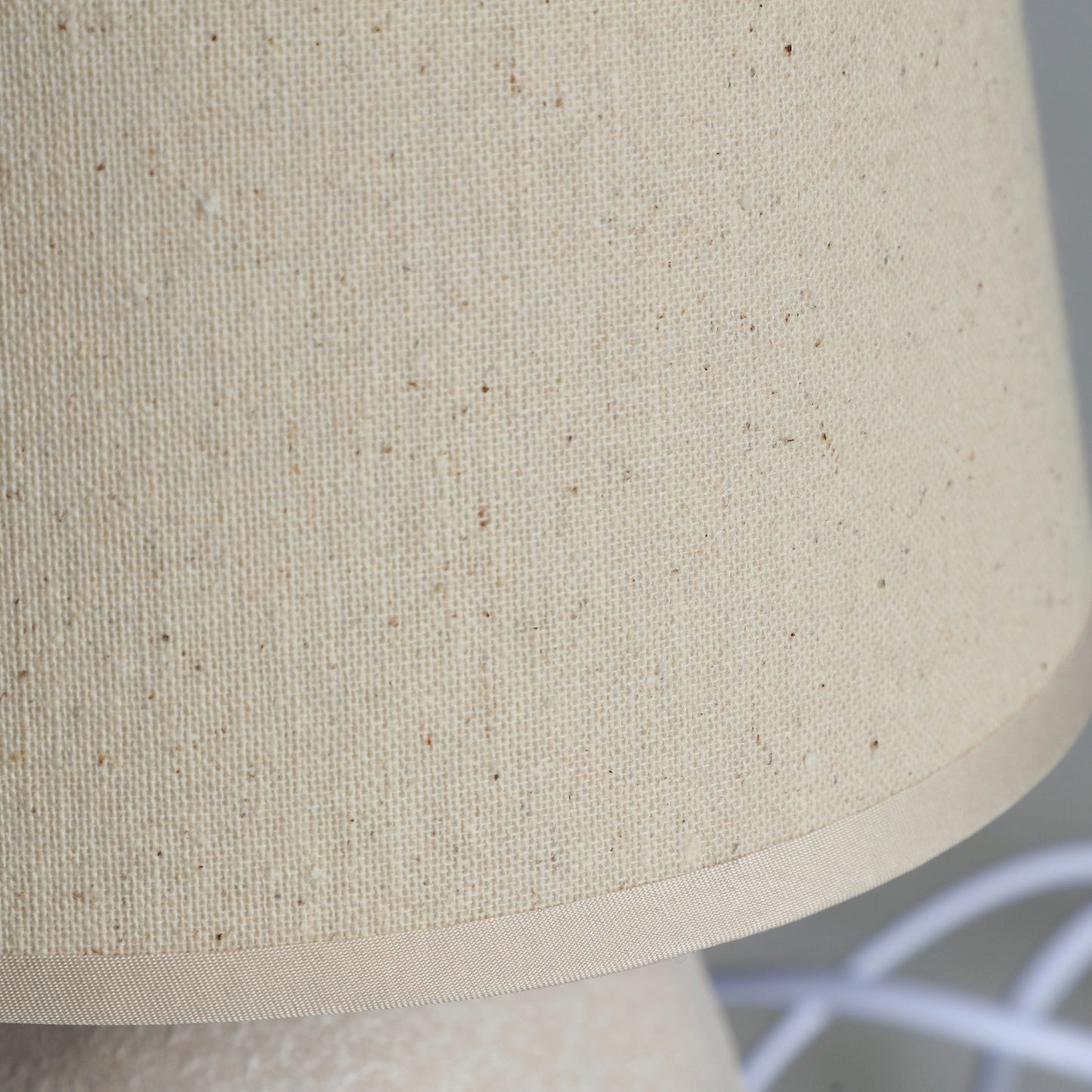 Détail de la finition céramique de la lampe de table beige