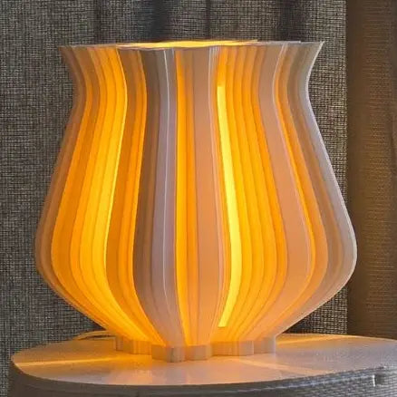 Lampe de table Tuluma au design sculptural, œuvre lumineuse artisanale
