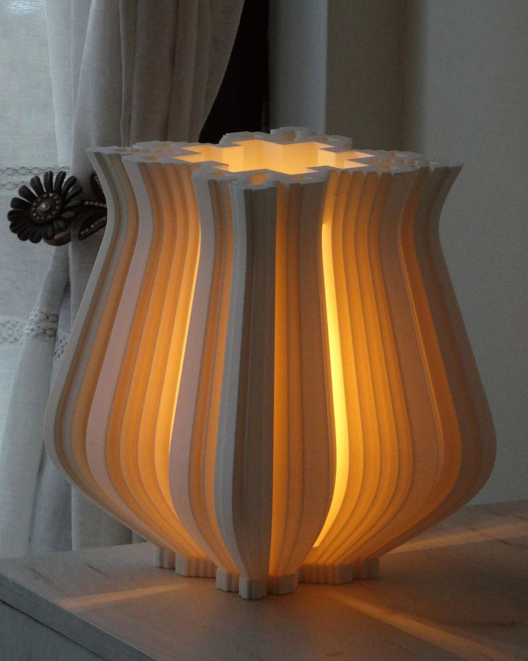 Détail de la texture sculpturale de la lampe Tuluma