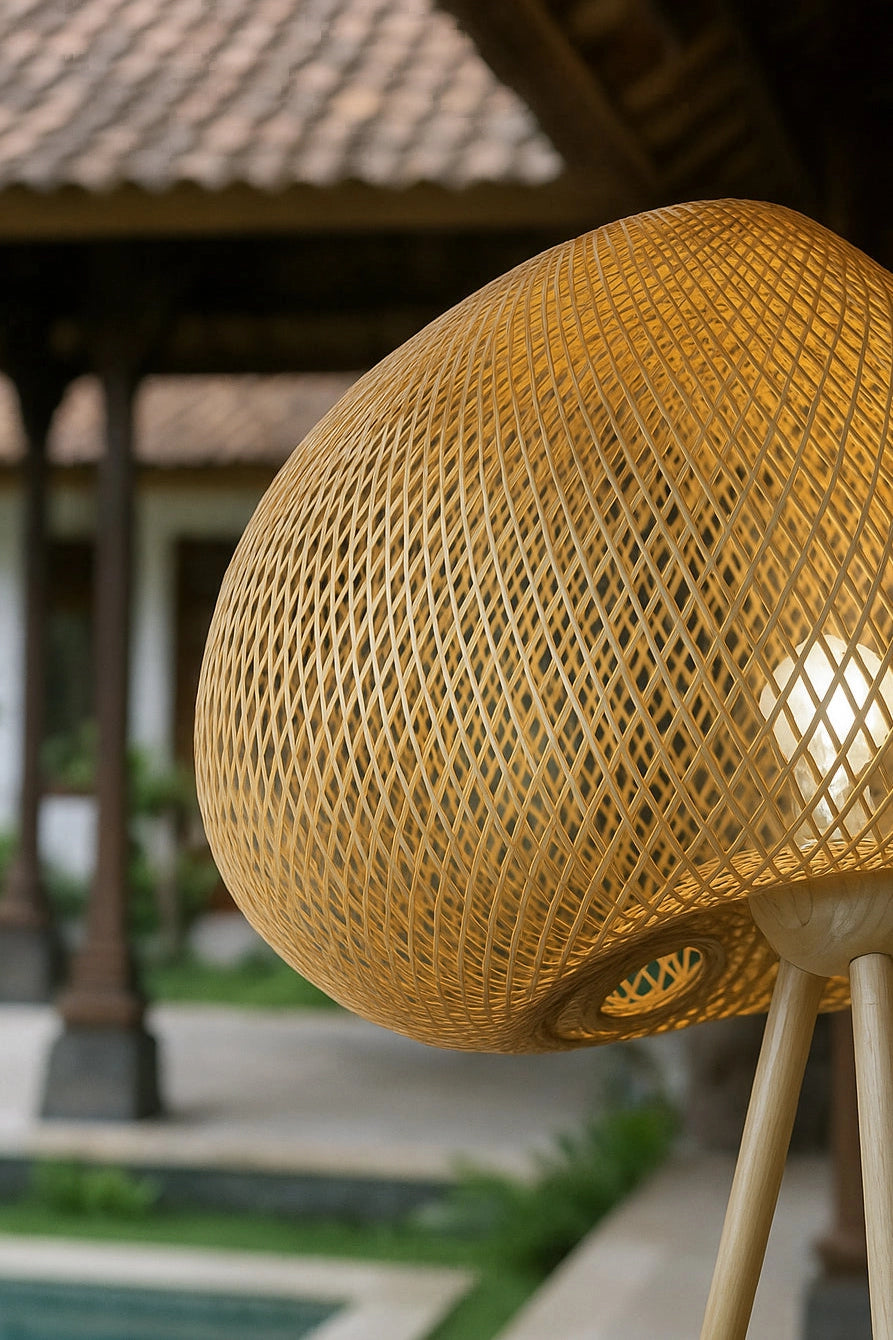 Lampadaire bambou Lips, abat-jour naturel diffusant une lumière douce