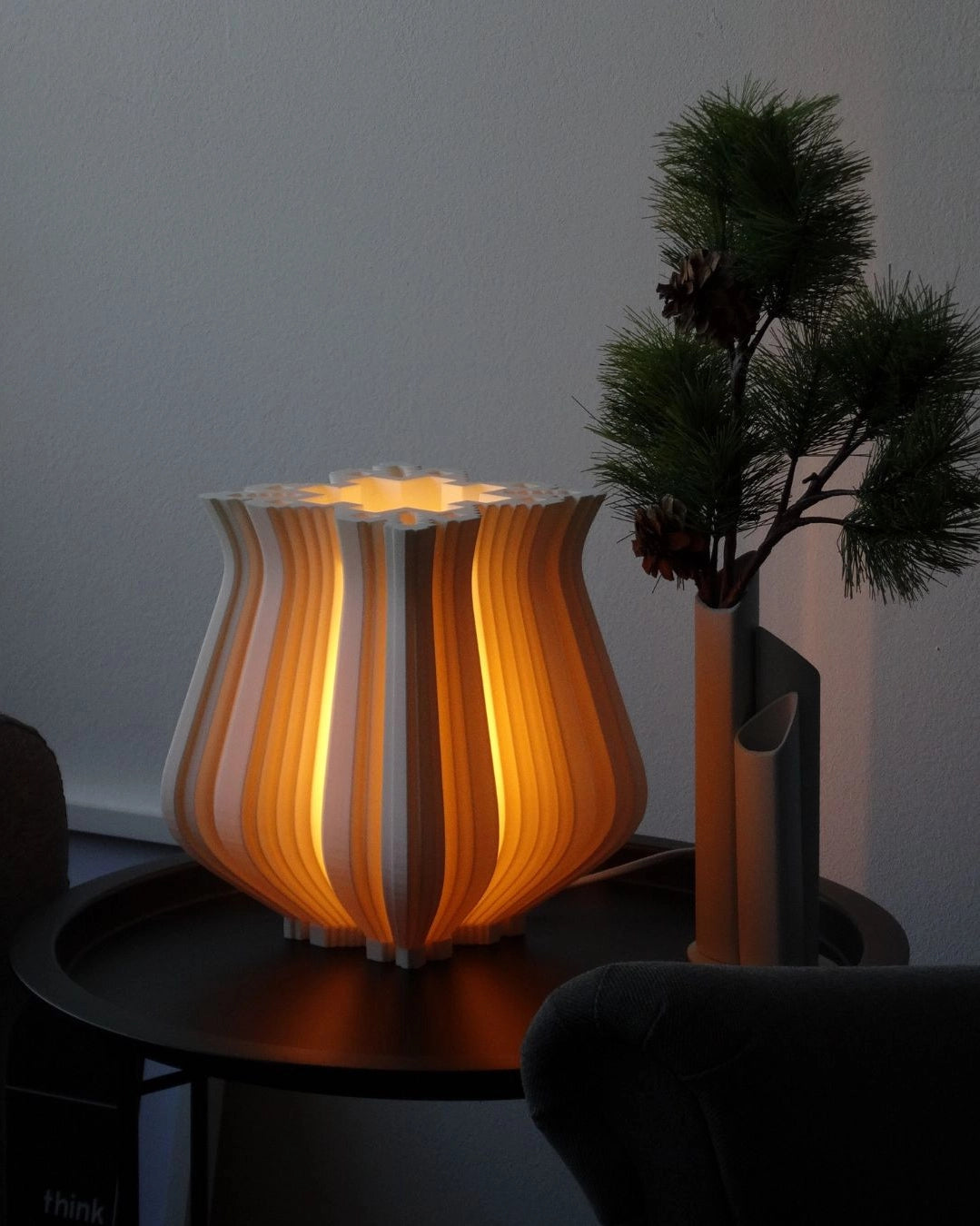 Lampe de table Tuluma posée sur un buffet