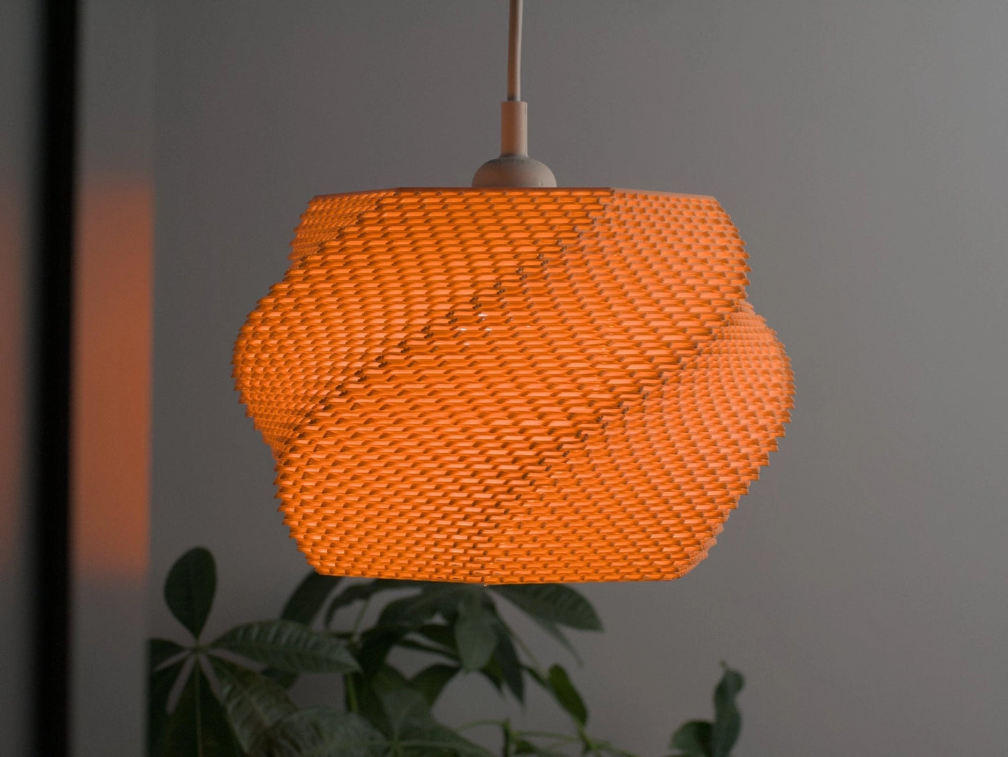 Abat-jour Wave M installé au-dessus d'une table