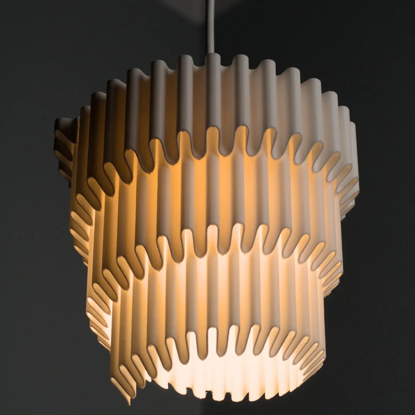 Abat-jour Ripple vu de profil, plafonnier design nervuré