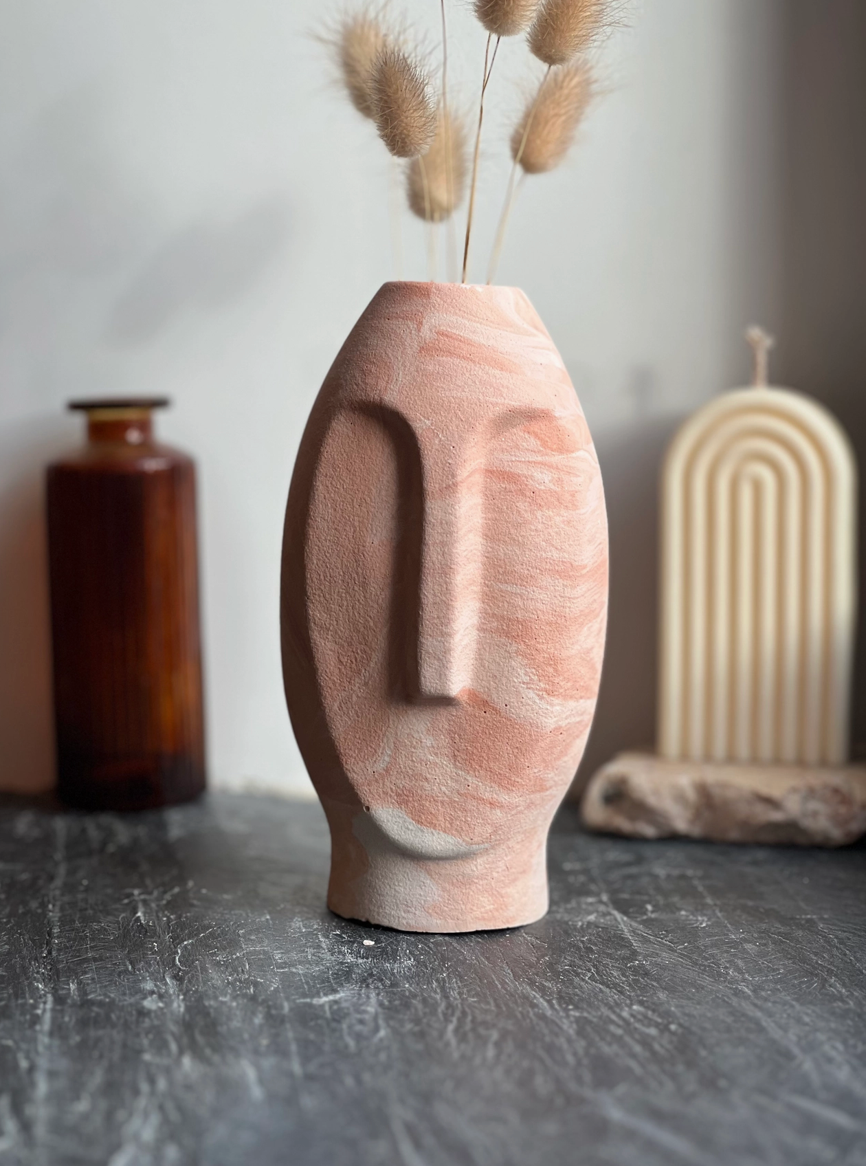 Vase Rudel en Jesmonite avec fleurs fraîches