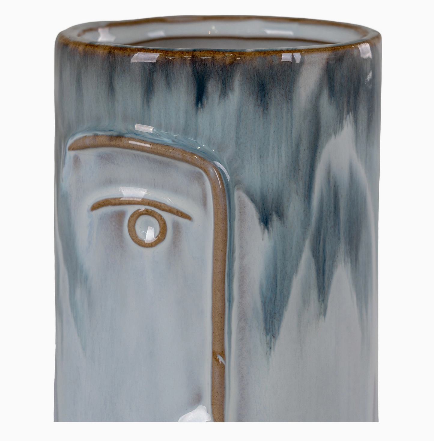Détail du design sculptural du vase visage