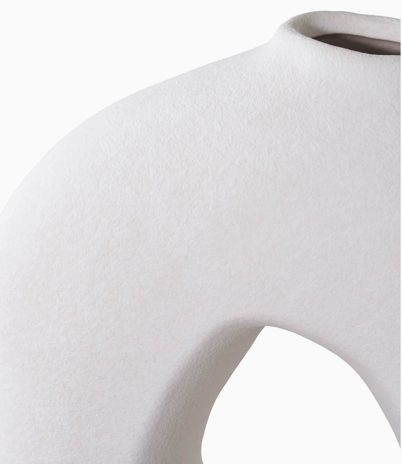 Vase en céramique blanc avec fleurs séchées