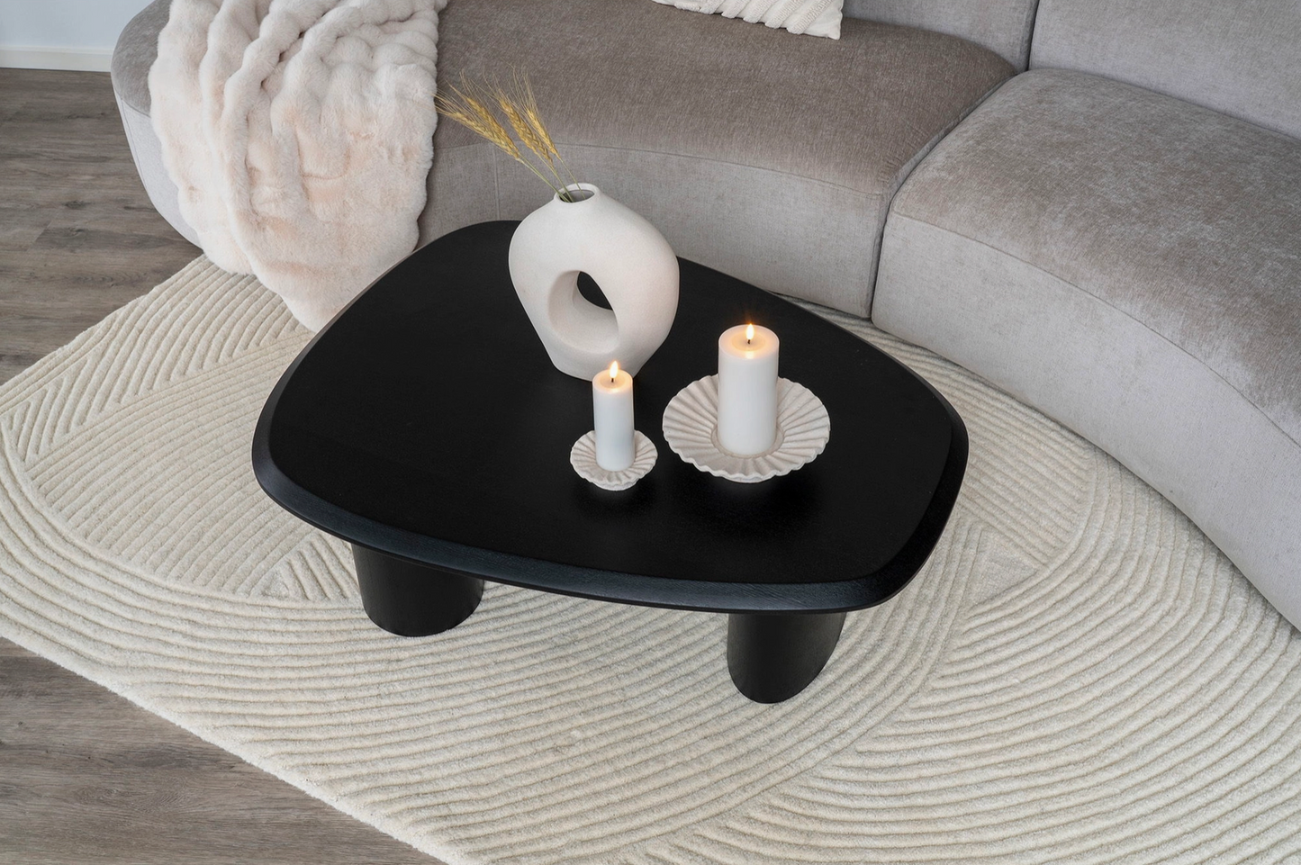 Détail de la finition du vase en céramique blanc