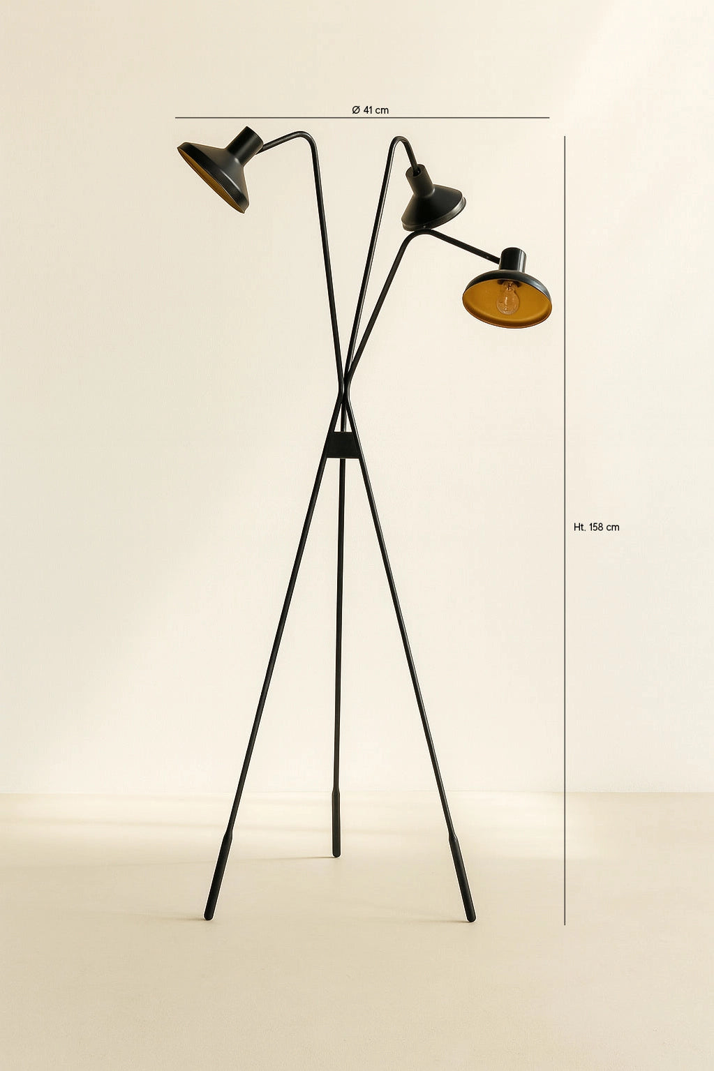Lampadaire Snake allumé diffusant une lumière chaleureuse