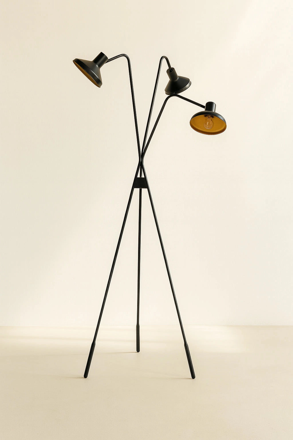 Lampadaire trépied Snake installé dans un salon contemporain