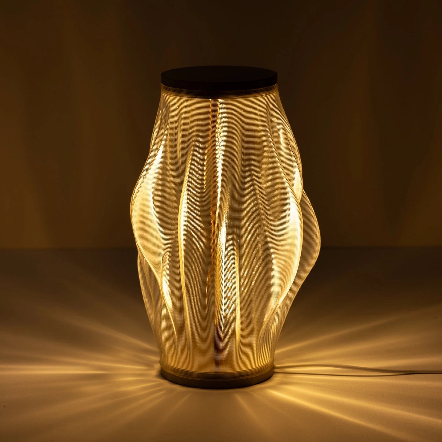 Détail de l'abat-jour texturé de la lampe effet flamme