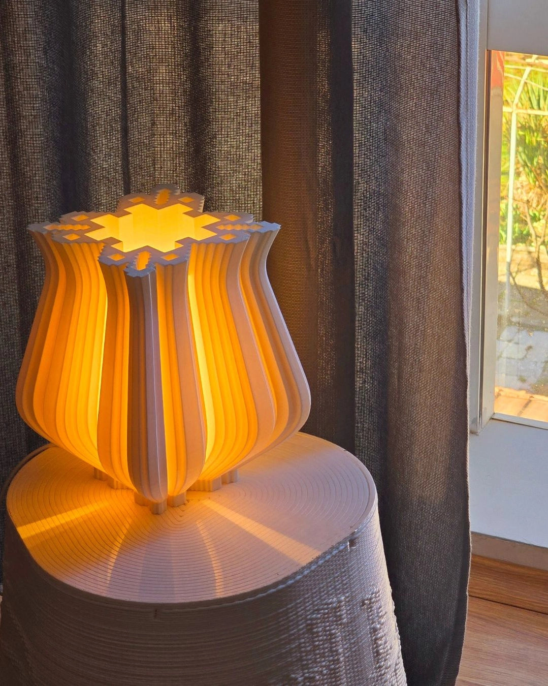 Lampe de table Tuluma allumée diffusant une lumière chaleureuse