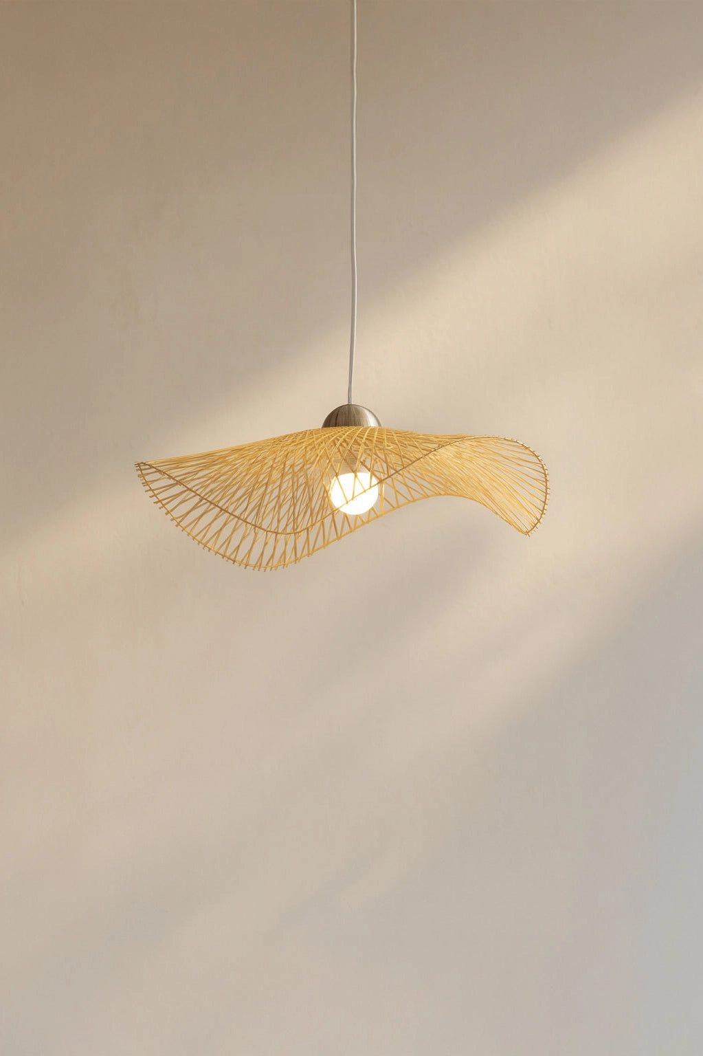 Suspension Caravelle vue de dessous, tressage en bambou naturel
