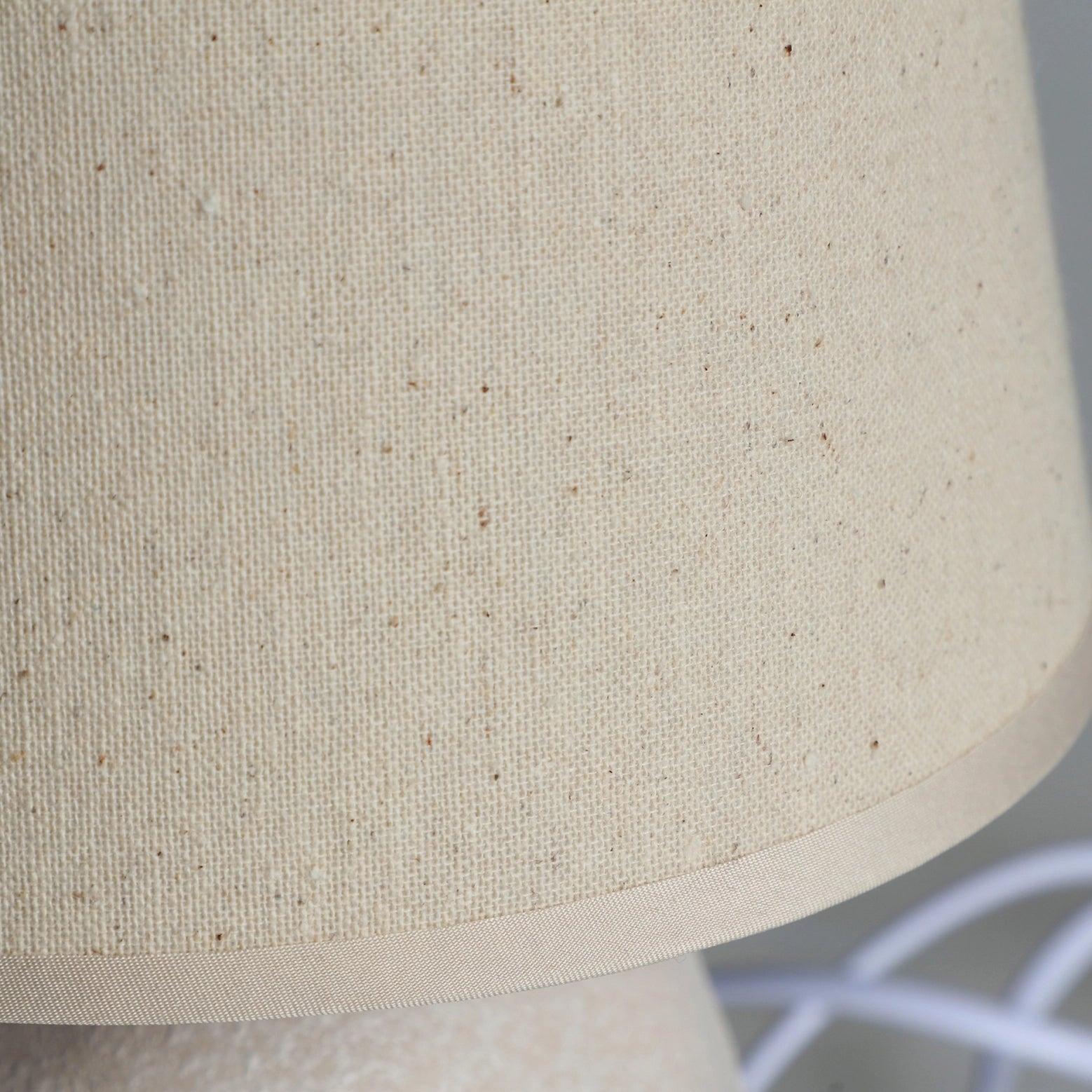 Détail de la finition céramique de la lampe de table beige