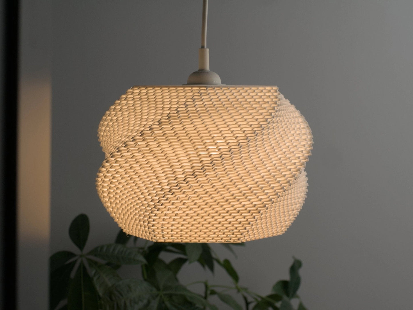 Abat-jour Wave M en blanc, plafonnier design sculptural