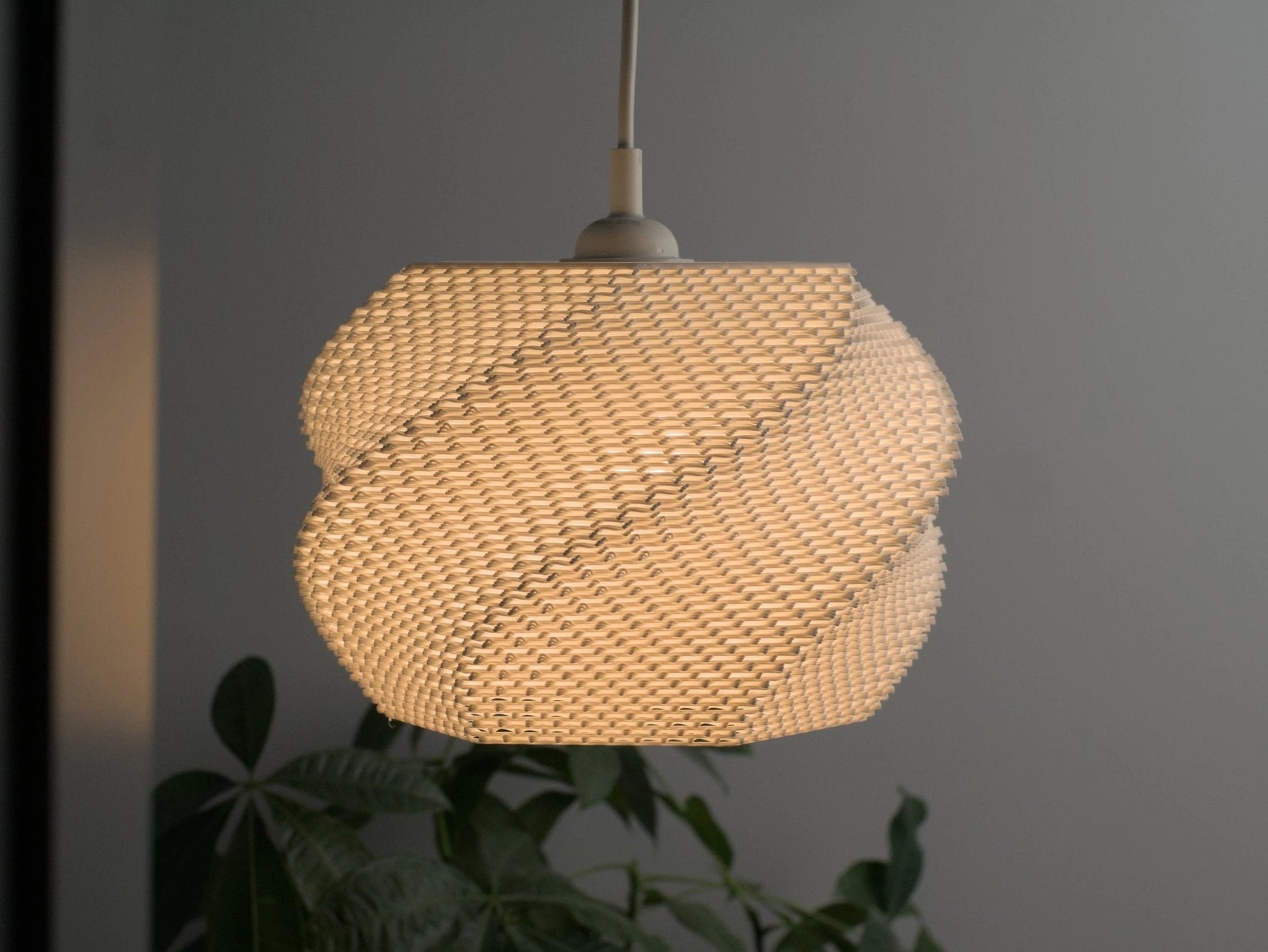 Abat-jour Wave M en blanc, plafonnier design sculptural