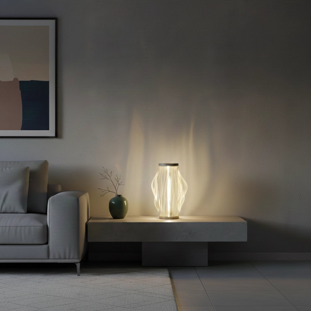 Lampe design effet flamme posée sur une table basse